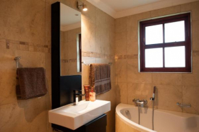  Strawberry Fields Country Manor Guest House  Йоханнесбург